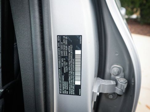 Used 2025 Volvo XC60 B5 Plus image 34