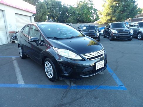 Used 2013 Ford Fiesta SE FWD image 2