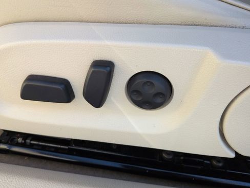 Used 2015 Volkswagen Eos Executive image 17