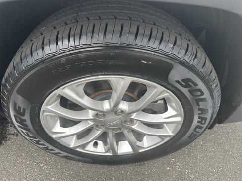 Used 2019 Jeep Cherokee Latitude w/ Cold Weather Group FWD image 33