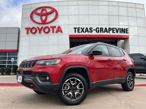Used 2025 Jeep Compass Trailhawk image 2