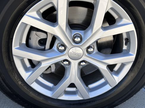 Used 2024 Jeep Grand Cherokee L Limited w/ Luxury Tech Group II image 12