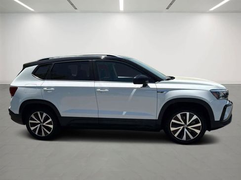 Used 2023 Volkswagen Taos SE w/ Panoramic Sunroof Package AWD/4WD image 5