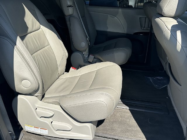 Used 2015 Toyota Sienna XLE Premium FWD image 12