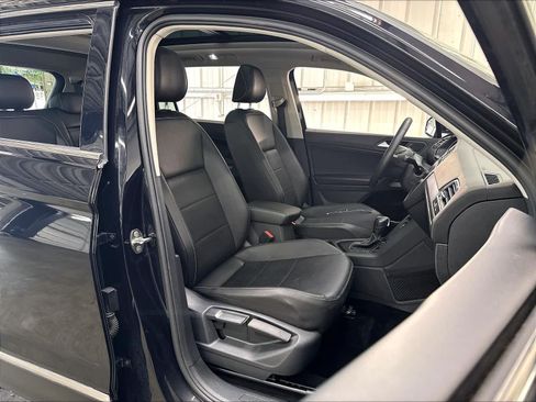 Used 2021 Volkswagen Tiguan SE w/ Panoramic Sunroof Package FWD image 32