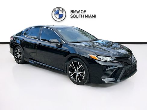 Used 2020 Toyota Camry SE image 1