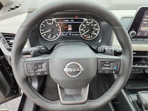 Used 2025 Nissan Rogue SV AWD/4WD image 19