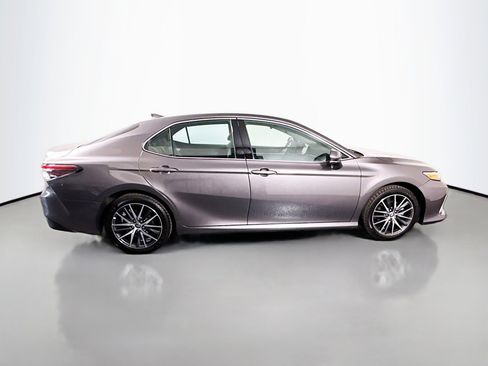 Used 2022 Toyota Camry XLE image 11