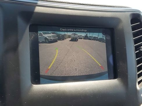 Used 2020 Jeep Cherokee Latitude Plus w/ Cold Weather Group AWD/4WD image 28