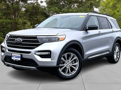 Certified 2020 Ford Explorer XLT w/ Equipment Group 202A image 3