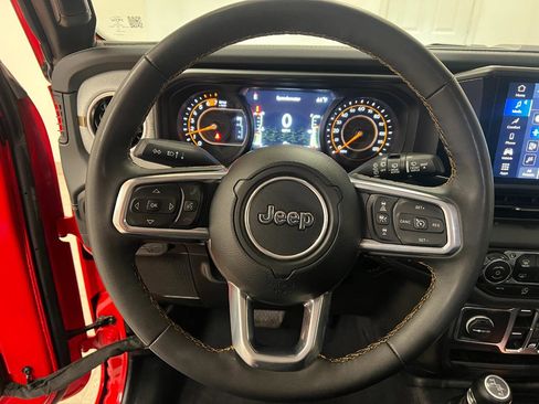 Used 2025 Jeep Wrangler Unlimited Sahara AWD/4WD image 27