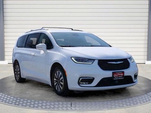 Used 2021 Chrysler Pacifica Touring-L FWD image 1
