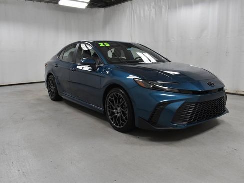 Used 2025 Toyota Camry Hybrid image 1