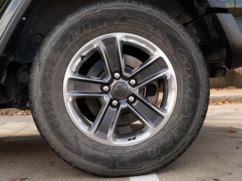 Used 2021 Jeep Wrangler Unlimited Sahara w/ LED Lighting Group image 15