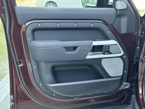 Used 2023 Land Rover Defender 130 X-Dynamic SE image 18