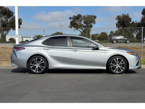 Used 2019 Toyota Camry SE FWD image 3