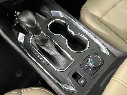 Used 2022 Chevrolet Traverse LT image 22