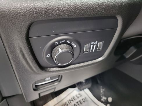 Used 2025 Jeep Grand Cherokee Altitude image 33