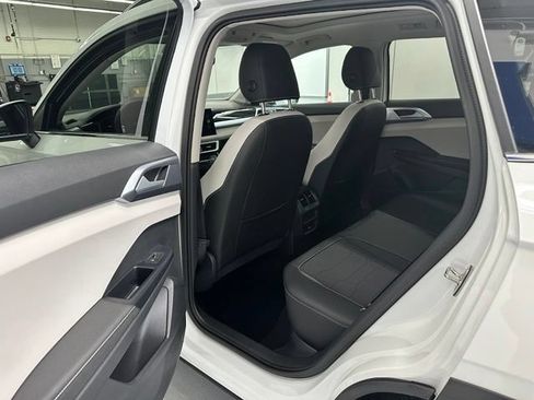 Used 2025 Volkswagen Taos SE w/ Panoramic Sunroof Package AWD/4WD image 11
