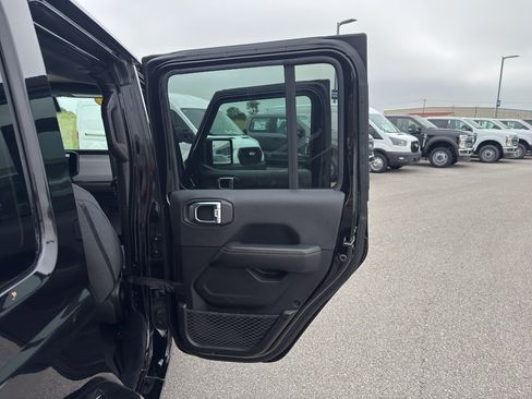 Used 2025 Jeep Wrangler Unlimited Sahara AWD/4WD image 19