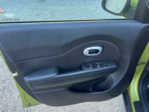 Used 2017 Kia Soul + FWD image 11