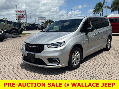 Used 2024 Chrysler Pacifica Touring-L FWD image 3