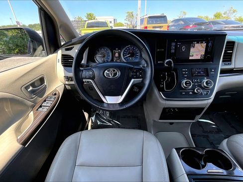 Used 2017 Toyota Sienna XLE FWD image 5