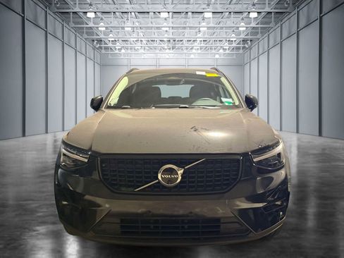 Used 2024 Volvo XC40 B5 Plus w/ Climate Package AWD/4WD image 2
