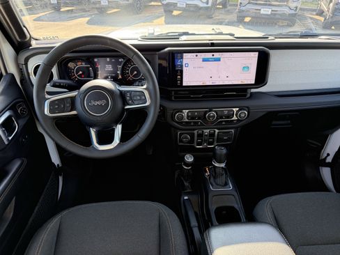 Used 2025 Jeep Wrangler Sahara image 14