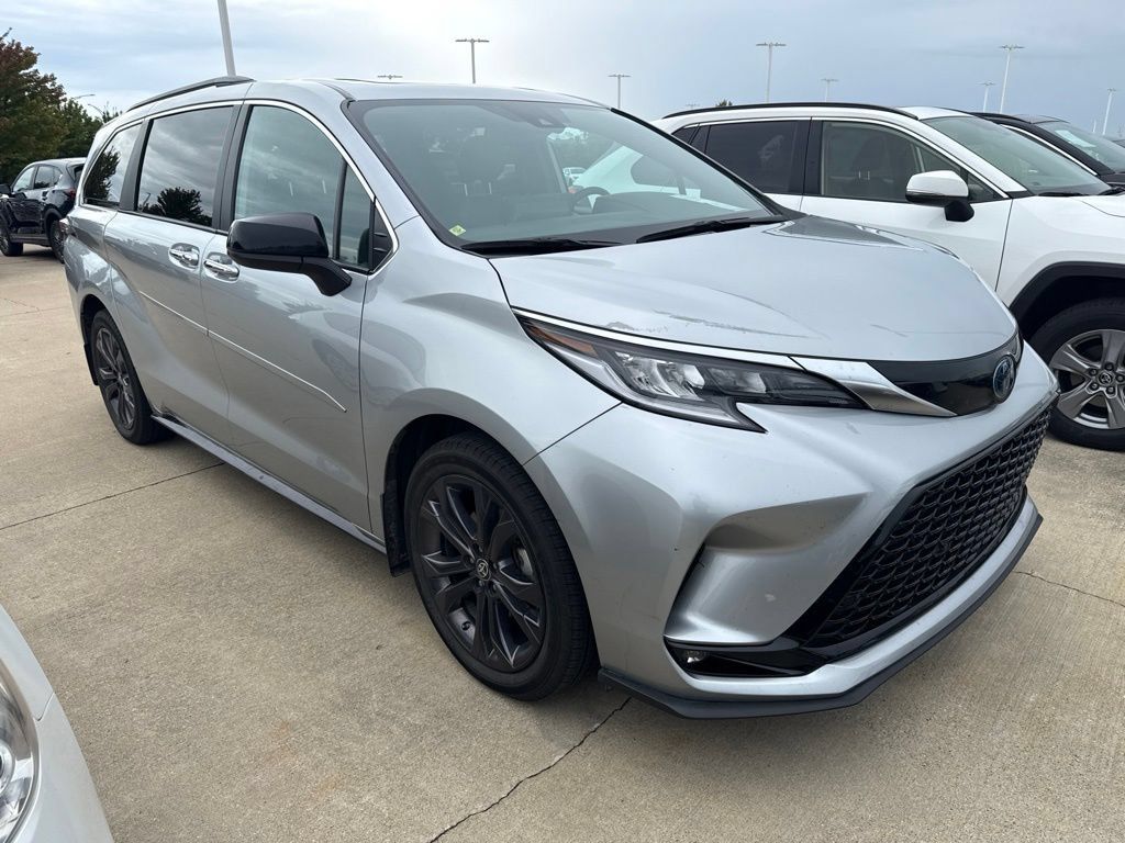 Certified 2022 Toyota Sienna XSE FWD image 4