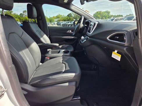 New 2026 Chrysler Pacifica Select FWD image 18