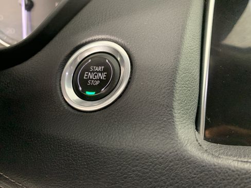Used 2021 Cadillac XT4 Luxury w/ Cold Weather Package FWD image 17