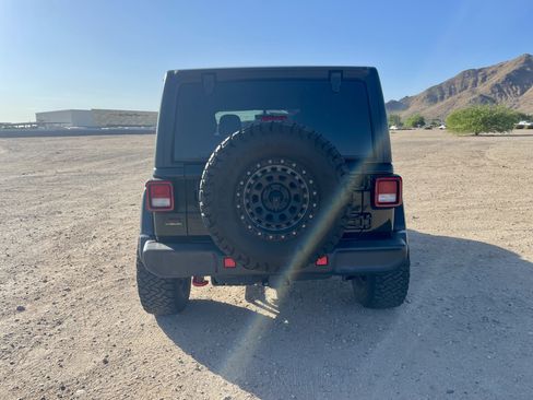 Used 2023 Jeep Wrangler Unlimited Rubicon AWD/4WD image 4