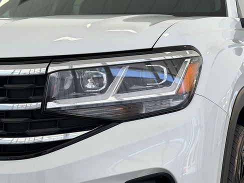 Certified 2022 Volkswagen Atlas Cross Sport SE w/ Panoramic Sunroof Package FWD image 11