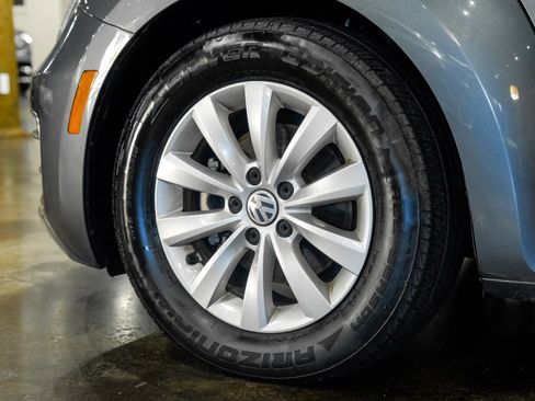 Used 2018 Volkswagen Beetle 2.0T SE FWD image 50