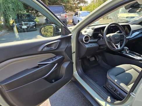 Used 2025 Chevrolet Trax ACTIV w/ Sunroof Package FWD image 7