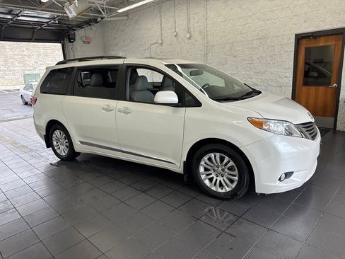 Used 2017 Toyota Sienna XLE w/ XLE Navigation Package FWD image 1