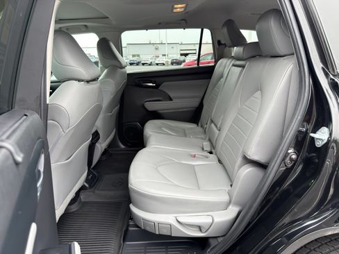 Used 2021 Toyota Highlander XLE AWD/4WD image 25