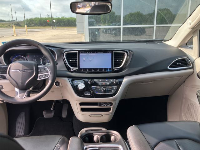 Used 2023 Chrysler Pacifica Touring-L FWD image 10