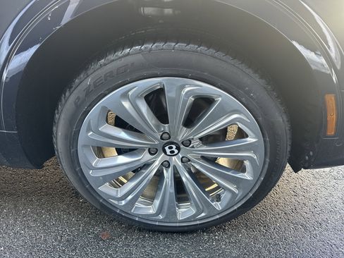 Used 2023 Bentley Bentayga Extended Wheelbase image 32