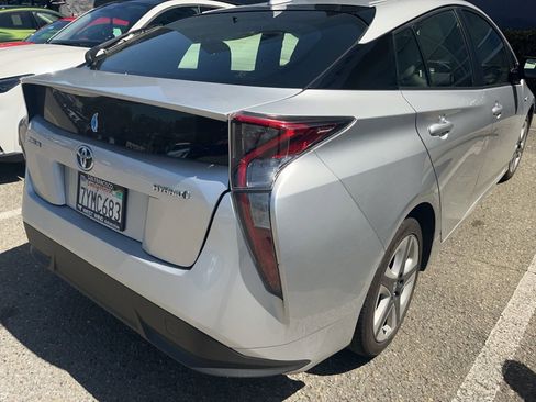 Used 2017 Toyota Prius Three Touring FWD image 7