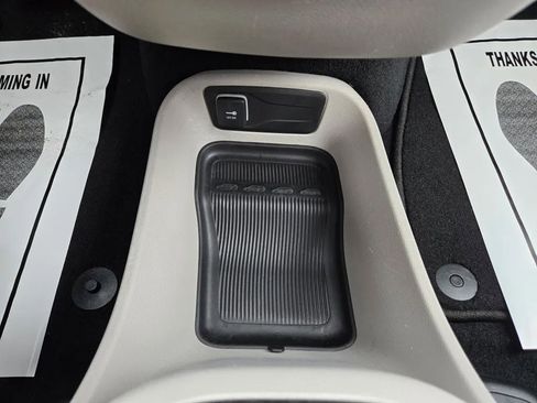 Used 2024 Chrysler Pacifica Select image 24