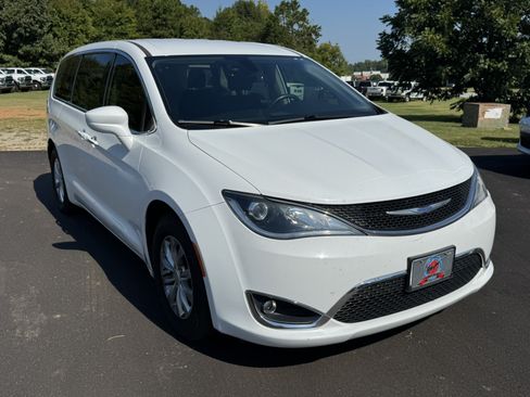 Used 2019 Chrysler Pacifica Touring Plus w/ Cold Weather Group FWD image 3