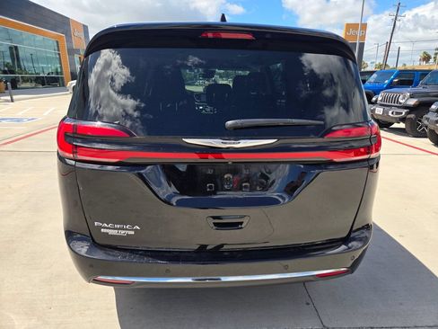 Used 2024 Chrysler Pacifica Touring-L FWD image 4