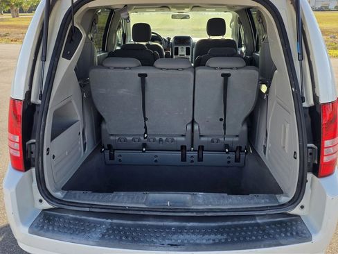Used 2009 Chrysler Town & Country Touring FWD image 13