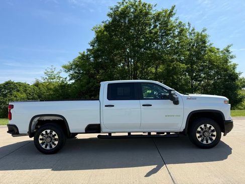 Used 2025 Chevrolet Silverado 2500 Custom w/ Custom Value Package AWD/4WD image 2