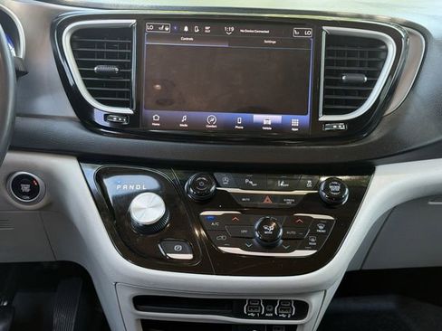 Used 2022 Chrysler Pacifica Touring-L FWD image 16
