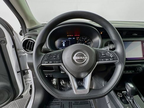 Used 2022 Nissan Kicks SV image 11