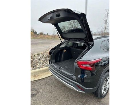 Used 2025 Chevrolet Trax LT FWD image 12