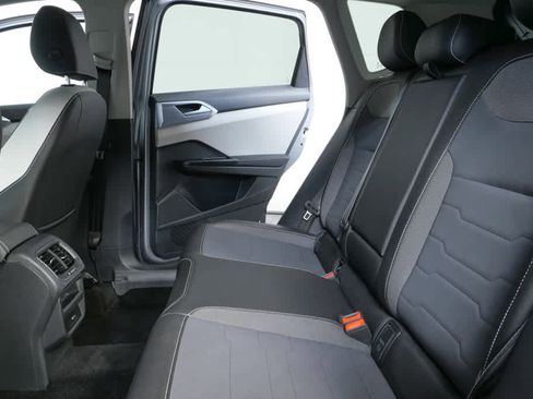 Certified 2025 Volkswagen Taos SE w/ Black Wheel Package FWD image 15